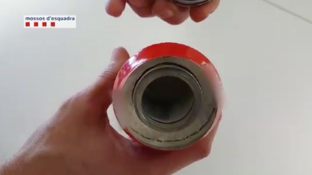 Un vídeo de Mossos d'Esquadra muestra la manipulación de las latas.