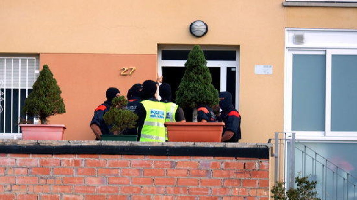 Mossos en la entrada del edificio durante el cacheo en el bloque de Ripoll este 18 de agosto del 2017 en el marco de la investigación por el atentado.