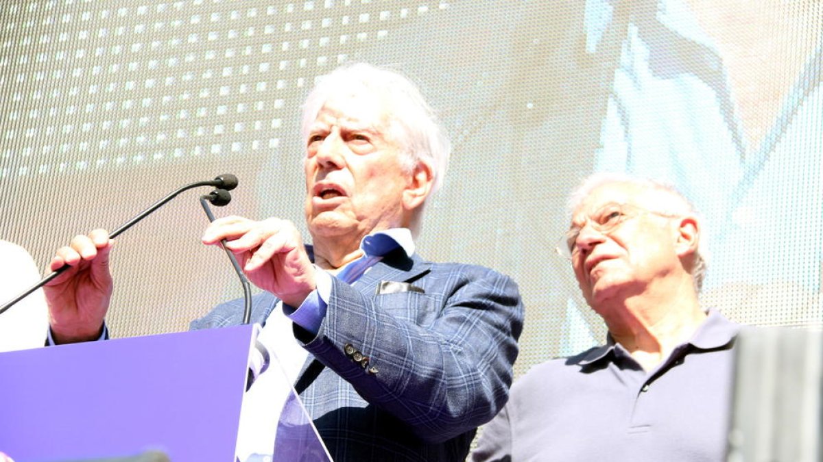 Mario Vargas Llosa, i l'exministre socialista, Josep Borrell.