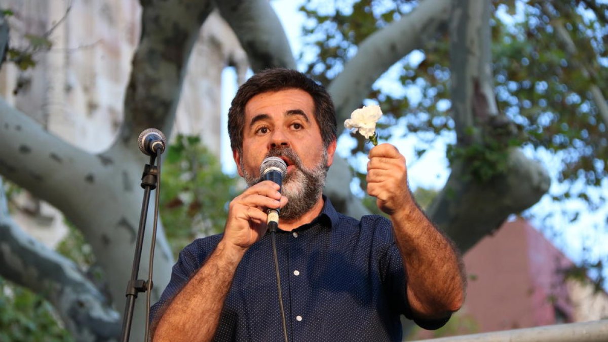 El president de l'ANC, Jordi Sánchez, dirigint-se al públic amb un clavell blanc a la mà, el 22 de setembre.