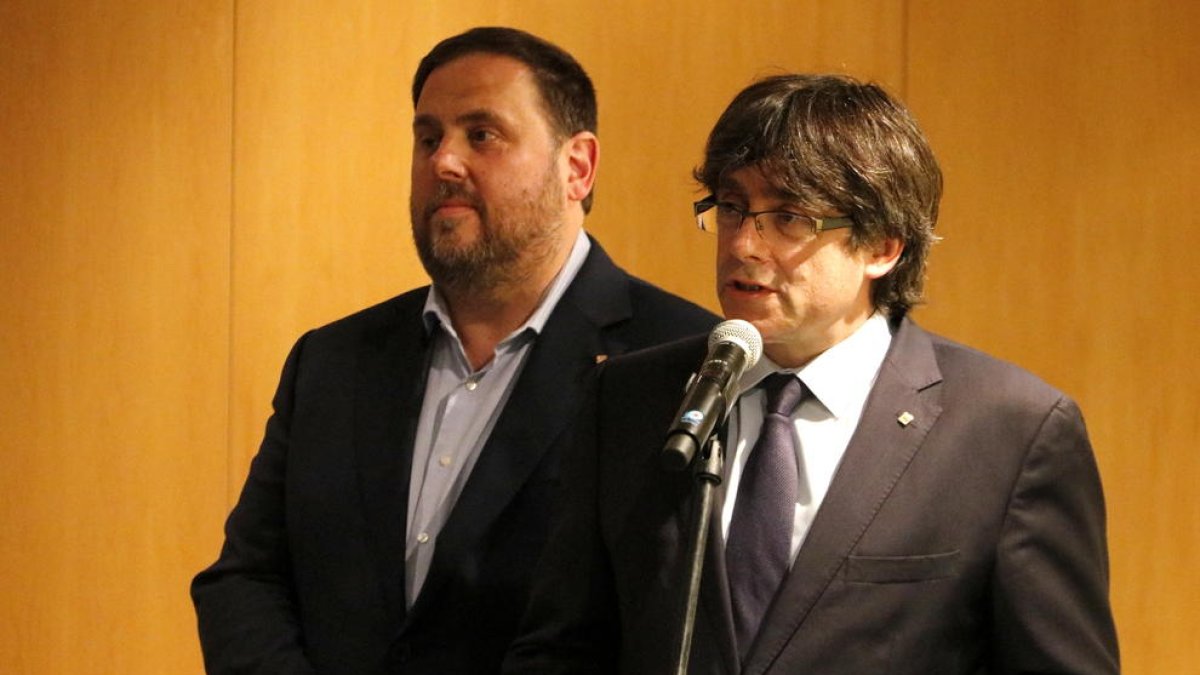 Carles Puigdemont i Oriol Junqueras, abans de l'acte del Pacte Nacional pel Referèndum.
