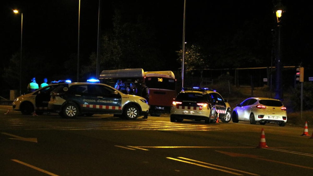 El control policial ubicat a la sortida de la Diagonal, a l'alçada d'Esplugues, on un conductor va atropellar una agent dels Mossos d'Esquadra.