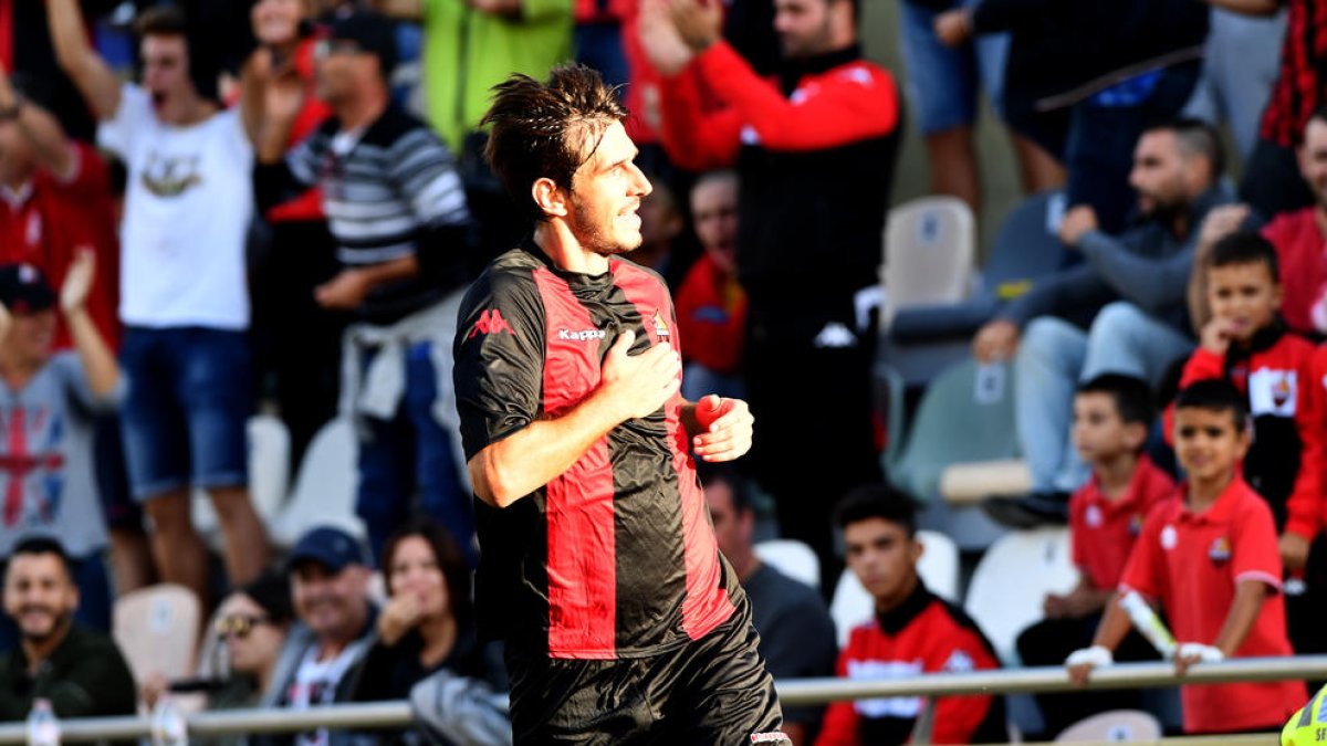 Dejan Lekic celebra el seu primer gol amb la samarreta roig-i-negra davant els més de 2.000 espectadors de l'Estadi Municipal.