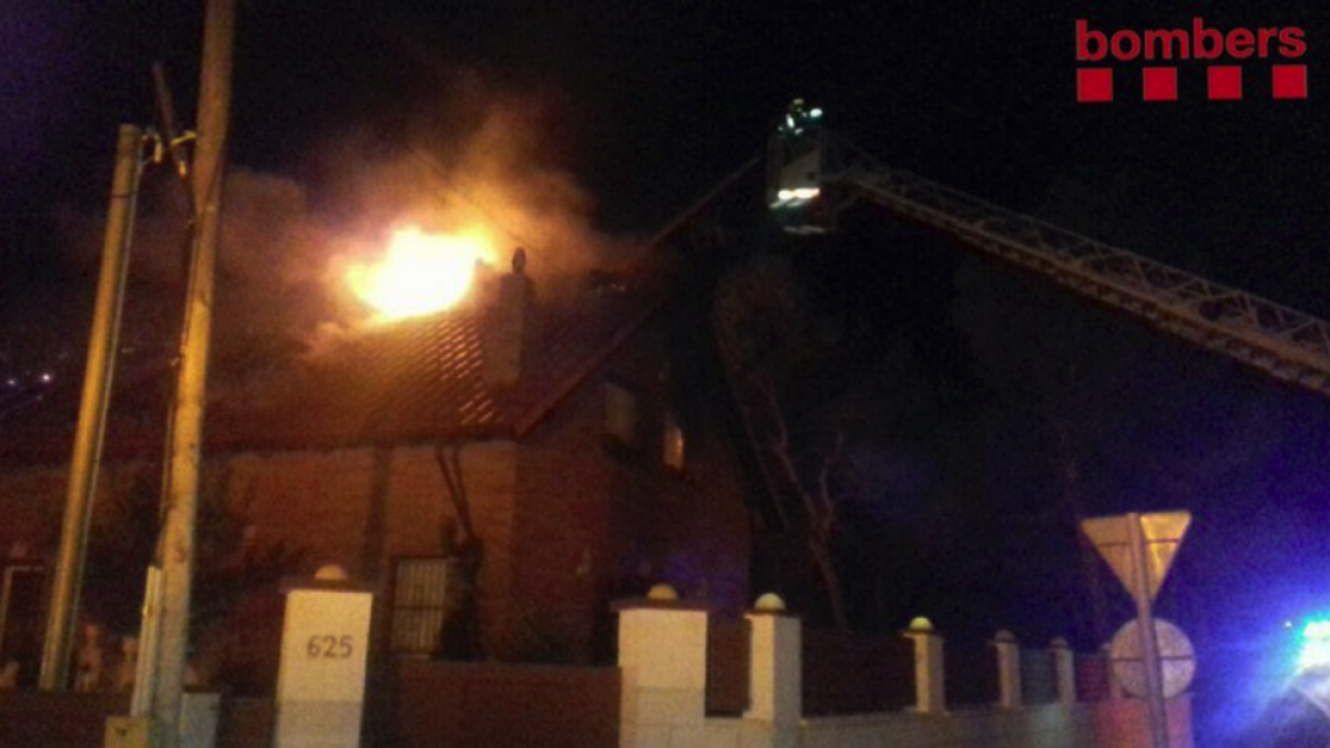 Imagen del incende de una chimenea en Querol.