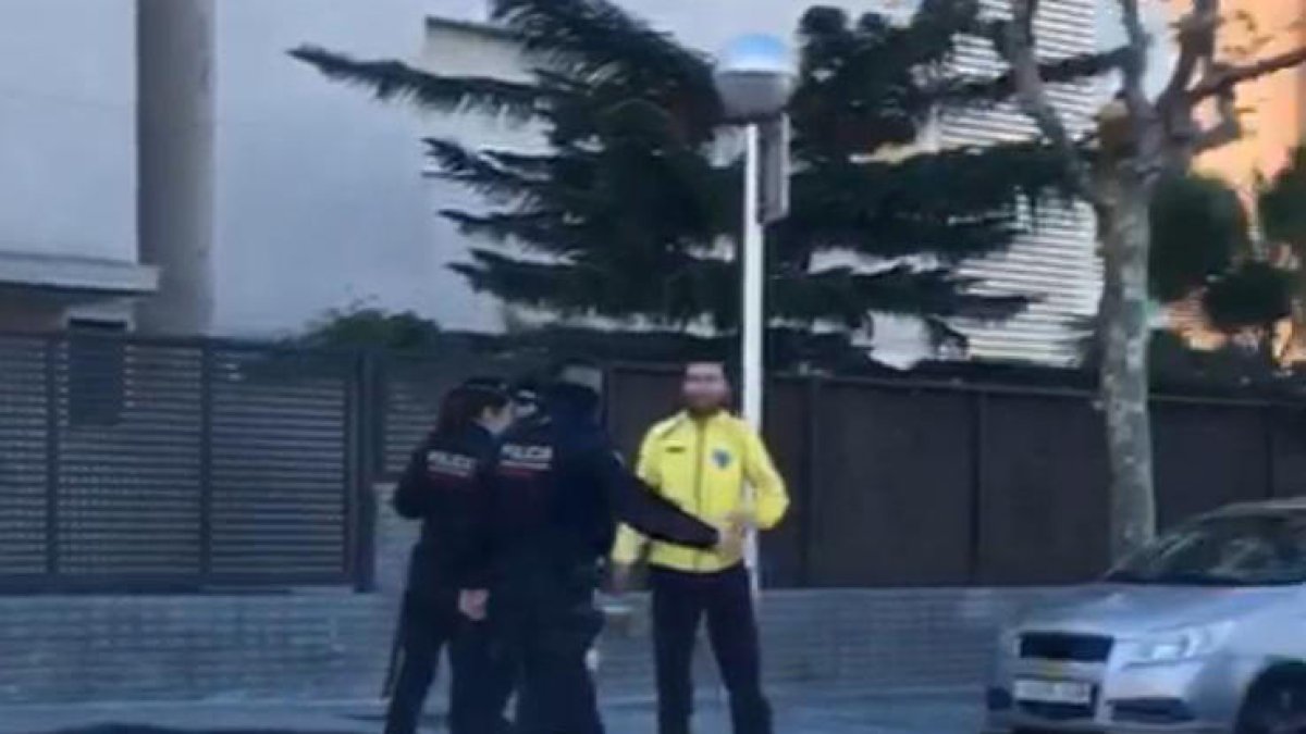 Un jove intenta passar per davant del TAS però la policia l'obliga a passar per una altra banda