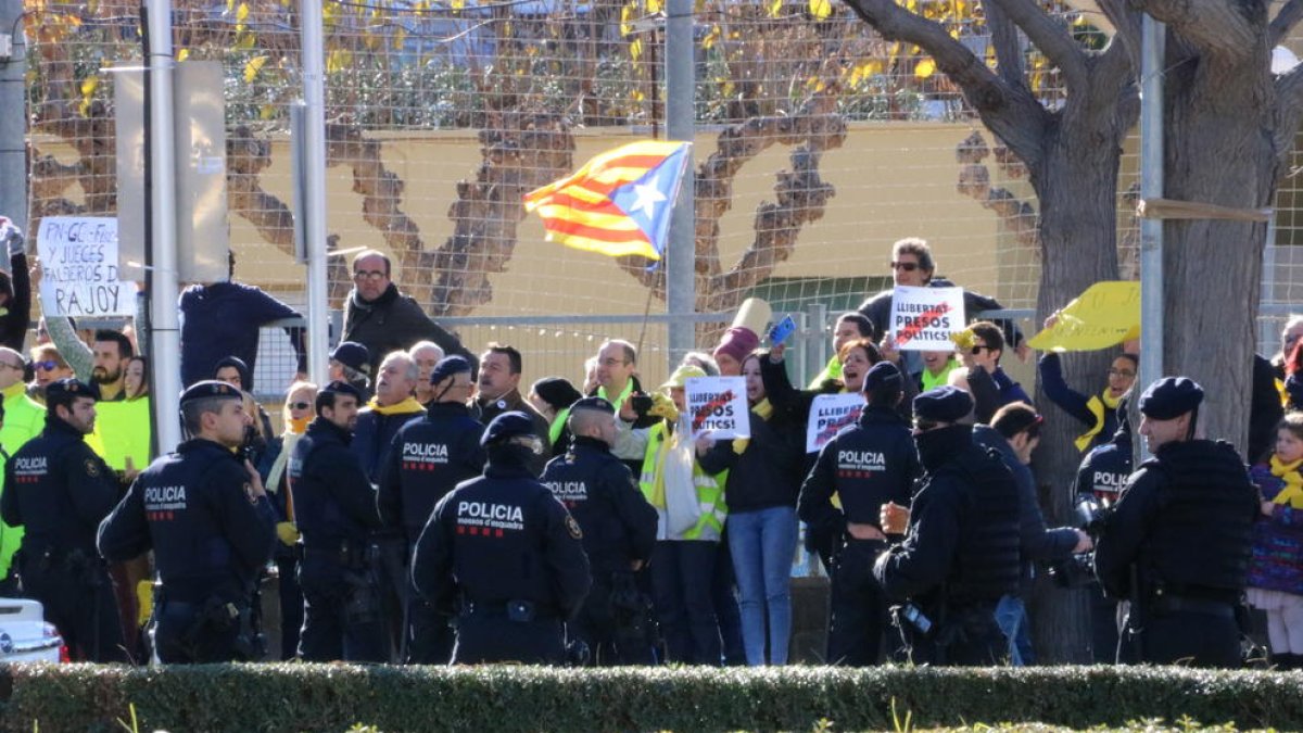 Imatge dels manifestants reunits davant el TAS on té lloc el míting del PP