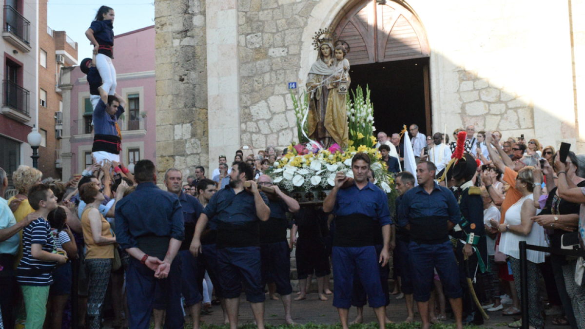 Una bella estampa marinera de la processó que el barri del Serrallo va dedicar a la Mare de Déu del Carme