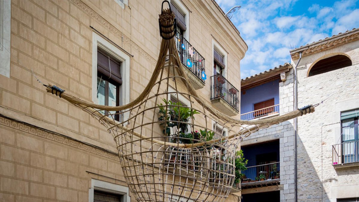 La obra rinde homenaje a la escultura de Josep Maria Subirachs conocida como L'arquitecte, que se encuentra en este lugar, y al propio espacio urbano.