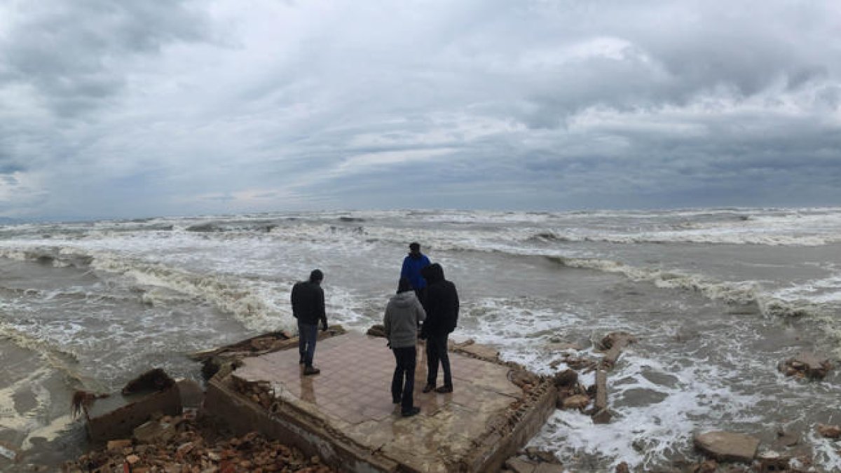 Pla obert d'una platja de Deltebre afectada pel temporal. Imatge del 21 de gener de 2017