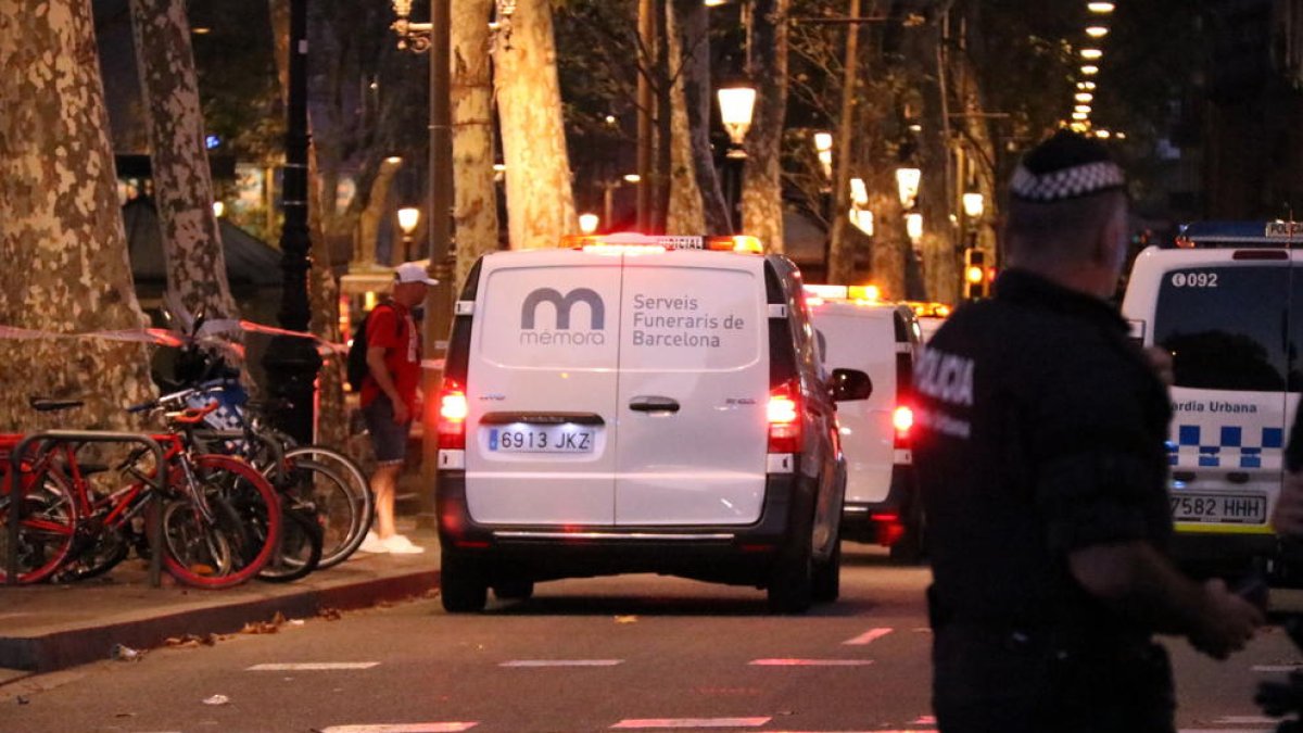 Los vehículos de los servicios funerarios llegando a las Ramblas de Barcelona, ayer.