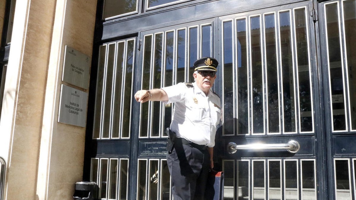 Carlos Yubero, comisario jefe de la policía española en Tarragona, en las puertas de la Audiencia provincial para reunirse con el fiscal jefe.