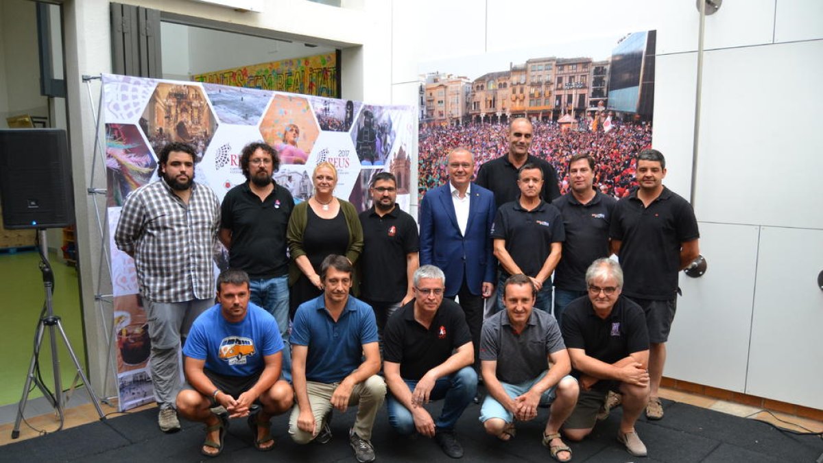 Foto de família de l'alcalde de Reus i la regidora de Cultura, amb presidents i caps de colla dels Xiquets de Reus i de les colles convidades a la Diada del Mercadal.