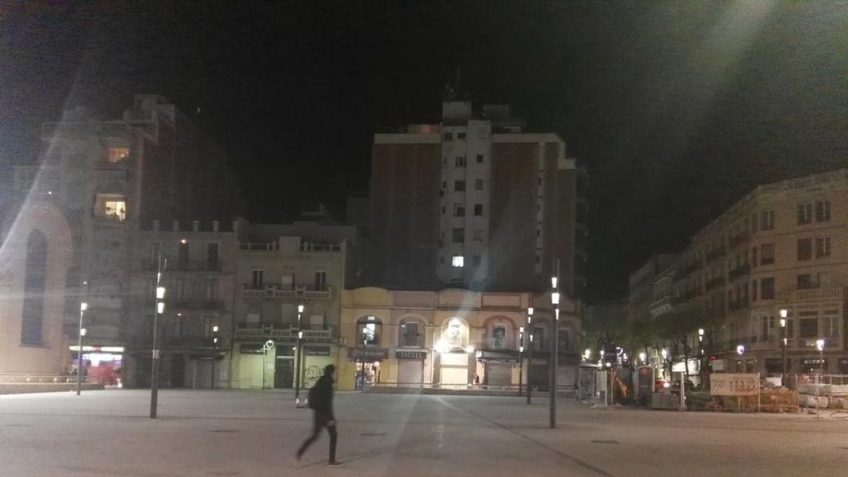 La imatge, captada el dissabte amb flaix, mostra la il·luminació que hi havia a la plaça.