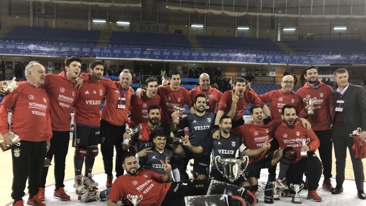 Els jugadors del Benfica celebren a Reus la consecució de la Copa Intercontinental.