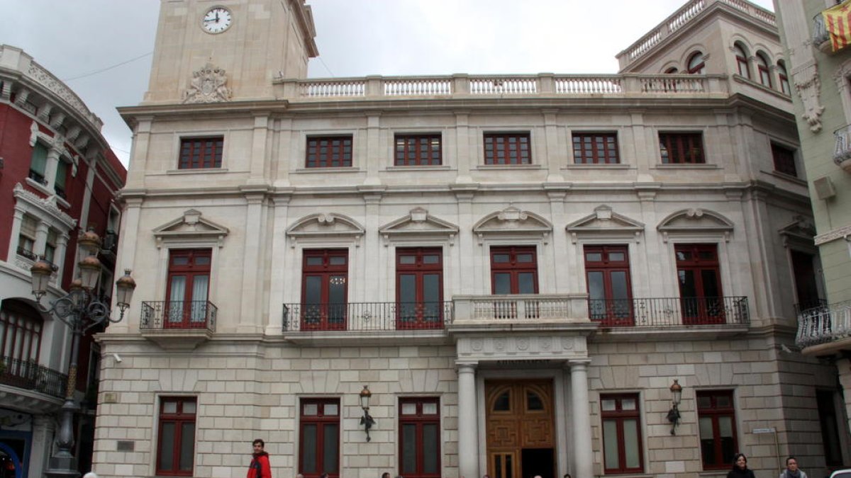 Façana de l'Ajuntament de Reus, situat a la plaça del Mercadal.