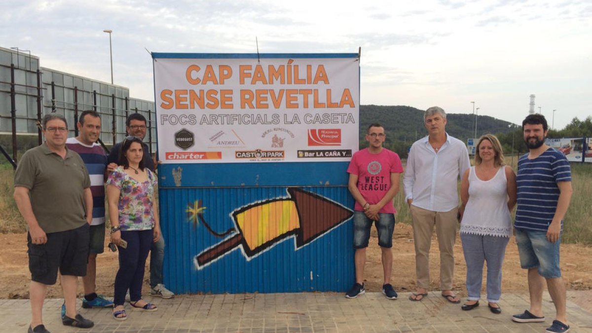 Fotografia de família dels empresaris de Calafell impulsors de la campanya 'Cap família sense revetlla'. Imatge del 16 de juny de 2017 (horitzontal)