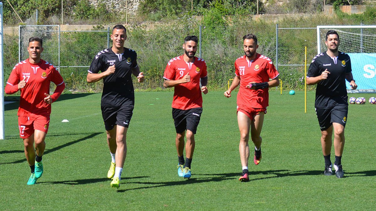 Luismi, Lobato i Ferran Giner, durant l'entrenament de dilluns al Nou Estadi, preparant el vital duel de divendres.