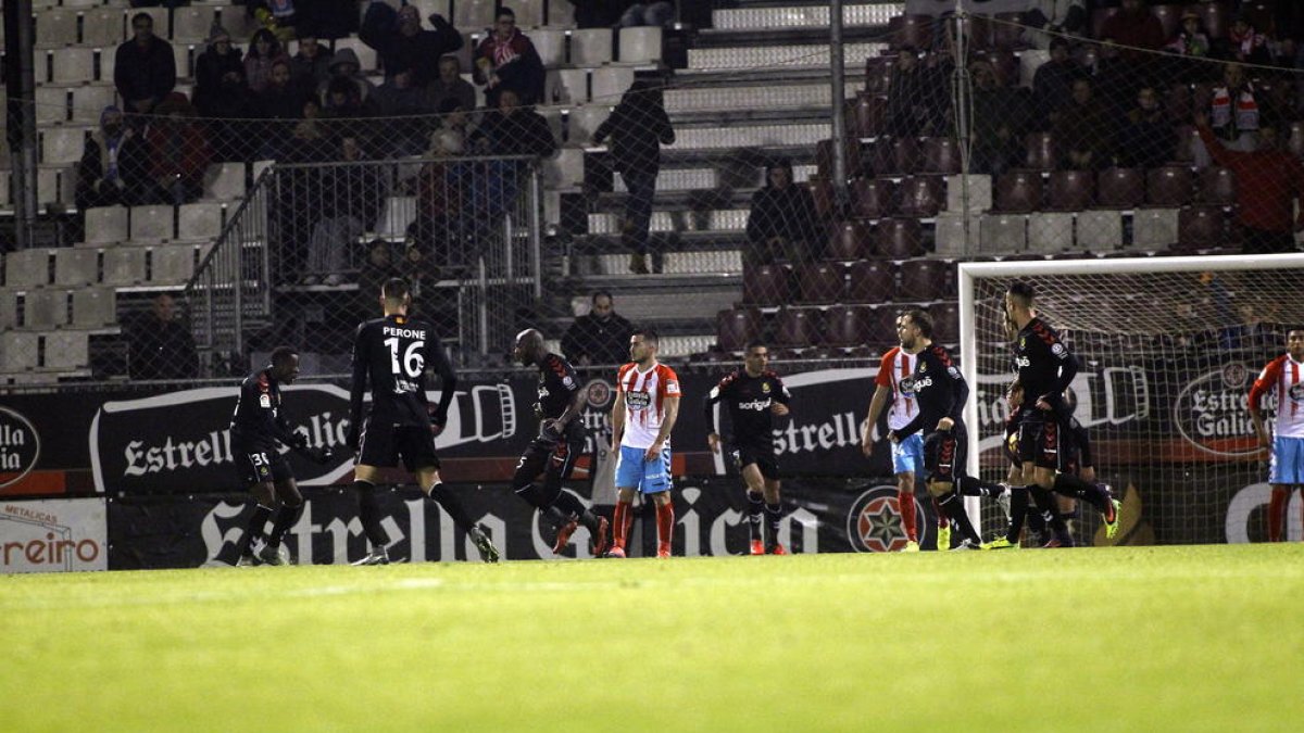 Stephane Emaná, a l'esquerra de la imatge després de marcar el gol que va suposar la victòria a Lugo.