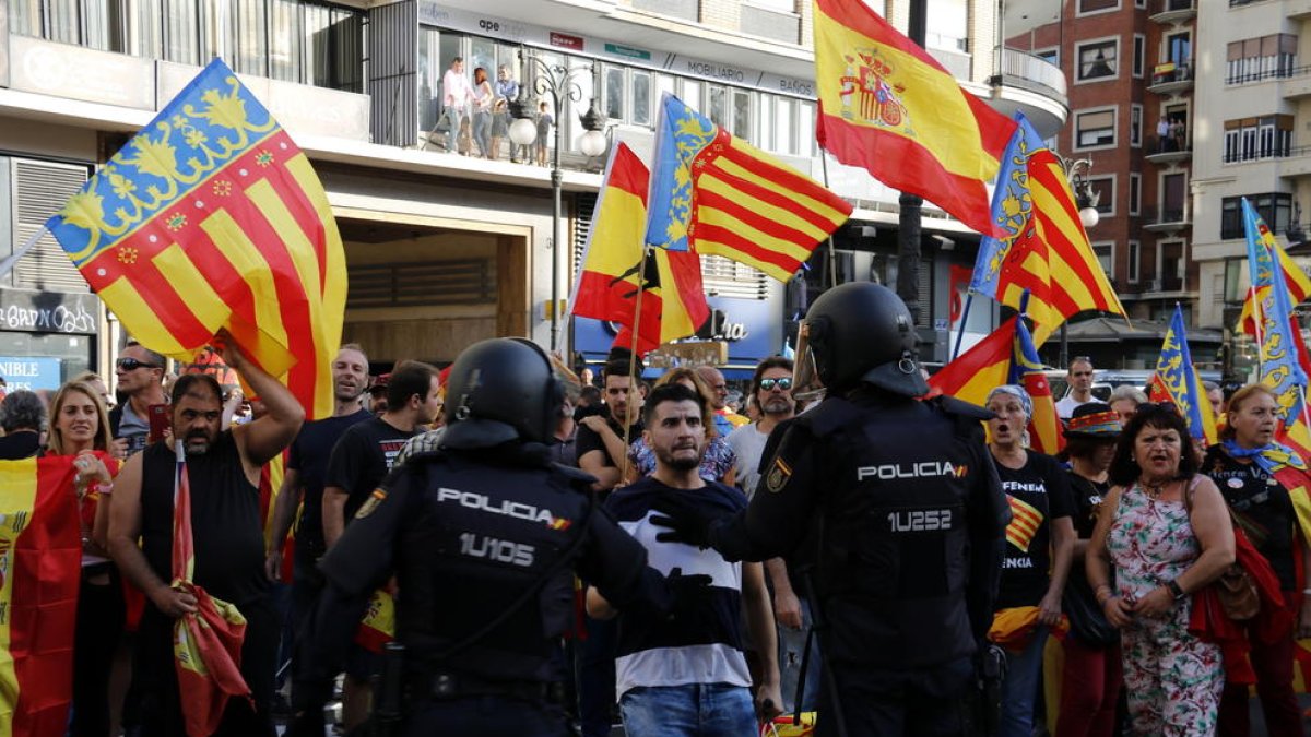 Manifestants intentant «rebentar» la marxa convocada per la Comissió 9 d'octubre a València.