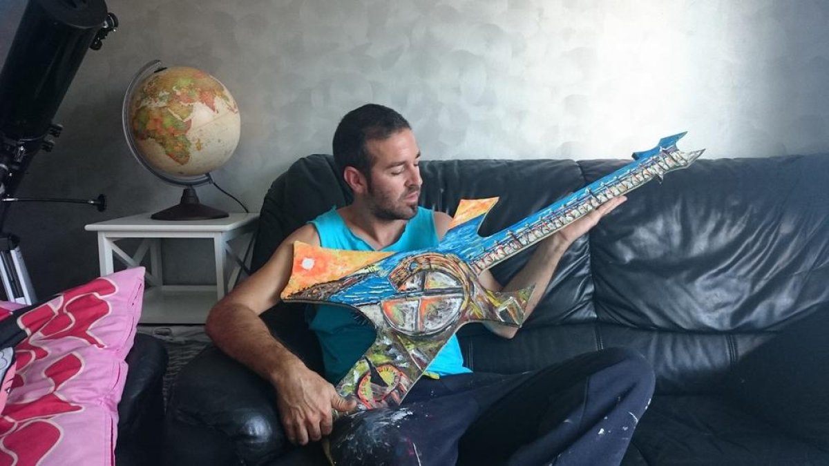 Monty, con un cuadro en forma de guitarra donde reproduce el Balcó del Mediterrani y el Anfiteatro.