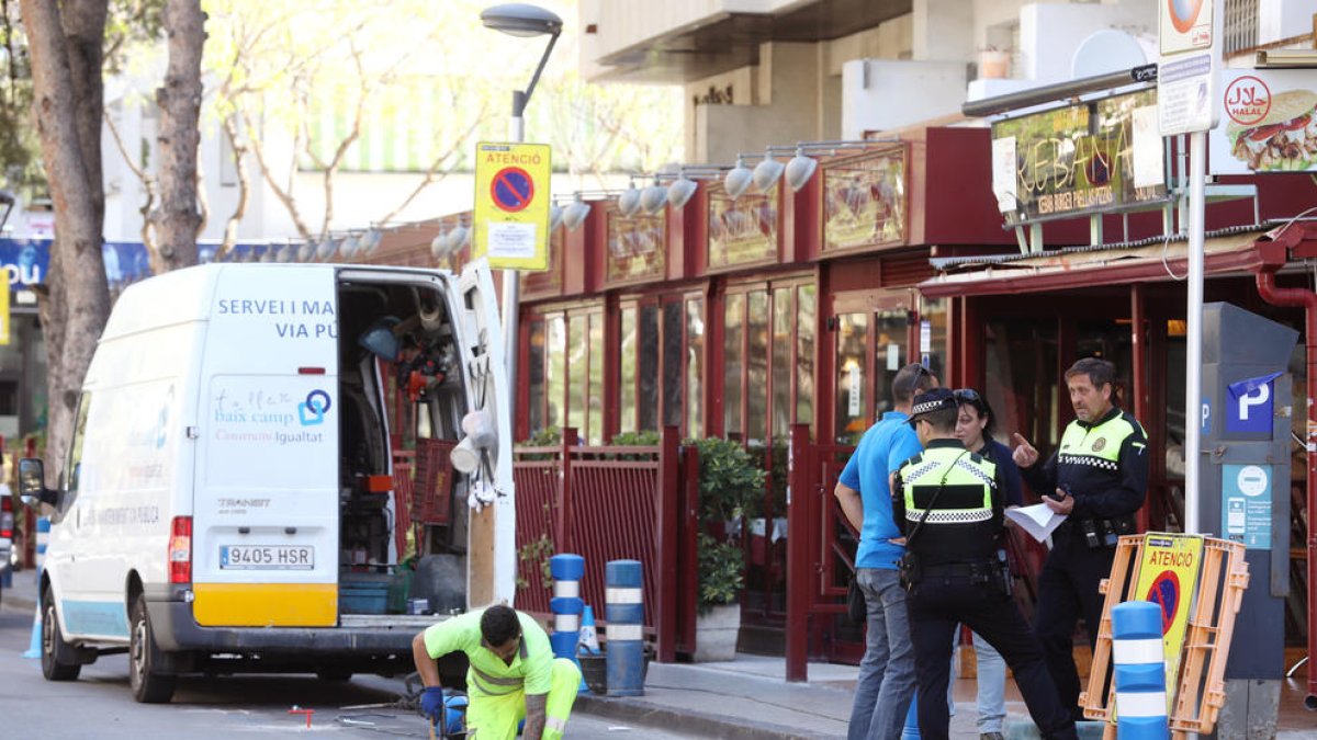 Els operaris iniciant els preparatius durant el dia d'ahir.