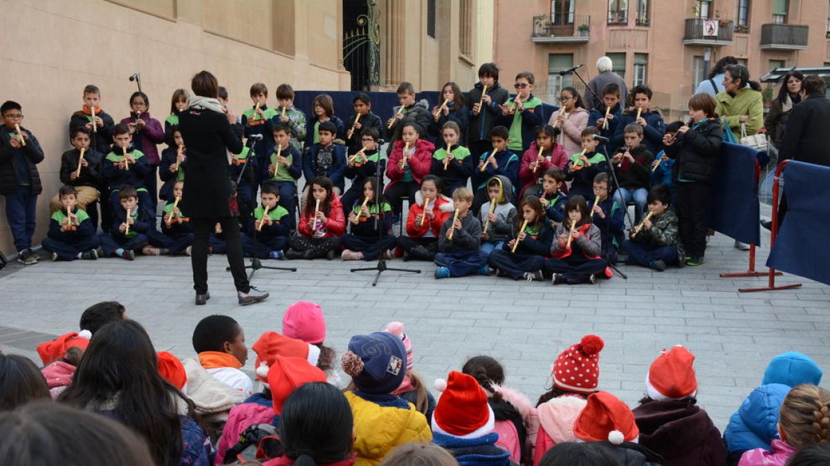 Imagen del concierto de villancicos que varios escolares tarraconenses han hecho ante el Mercat Central.