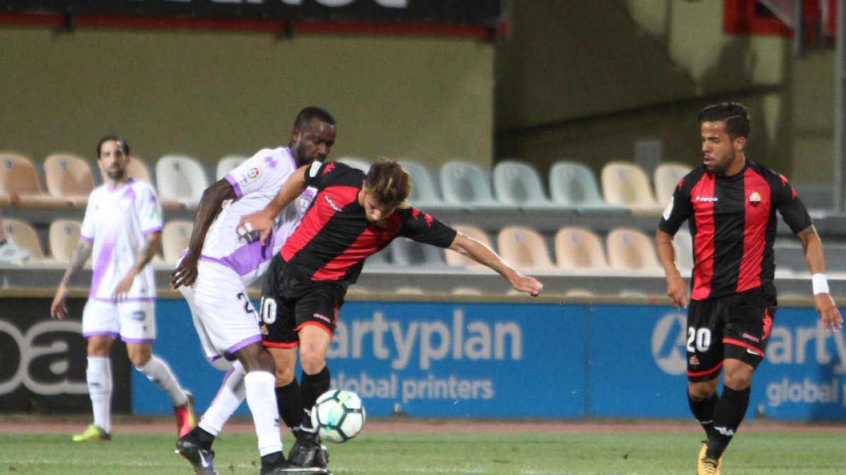 Ricardo Vaz, a l'esquerra de la imatge, pot ser una de les novetats a l'onze. A la dreta, Gus Ledes, durant el CF Reus-Numancia.