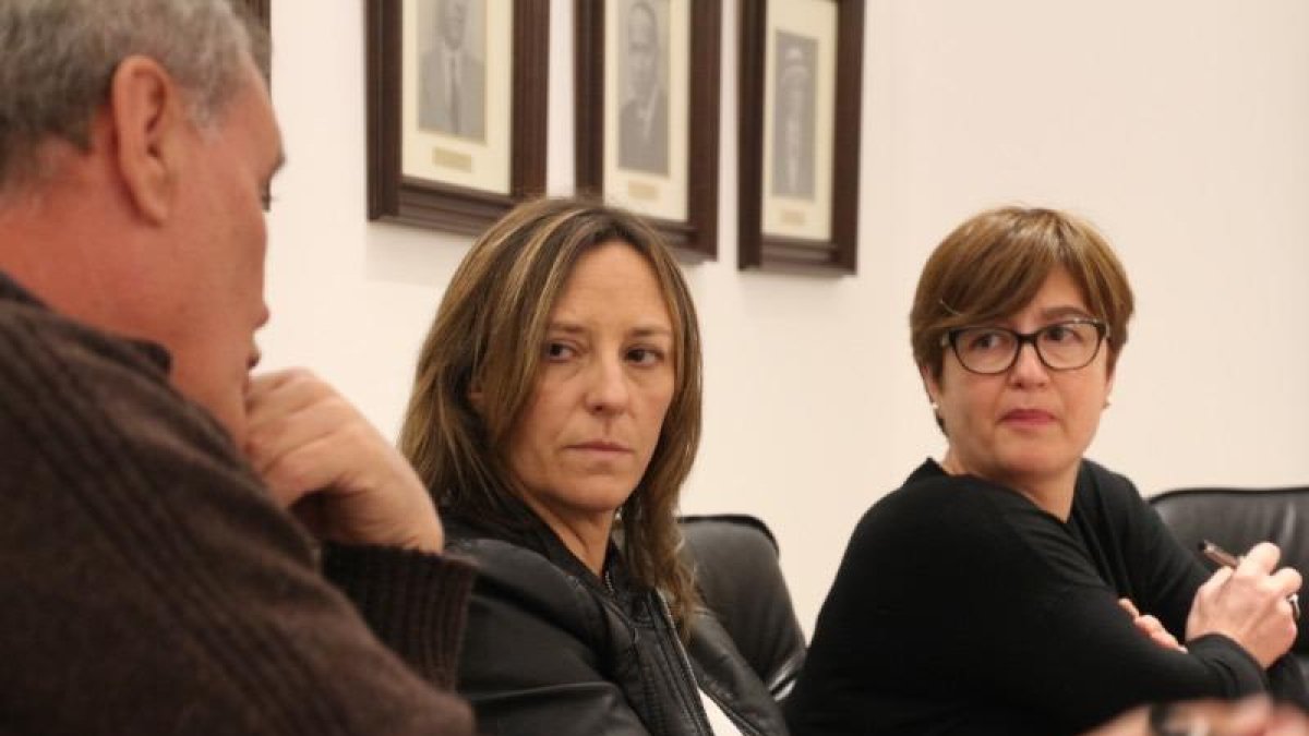 A la fotografia, les regidores Montse Llauradó i Maria del Mar Bravo durant un plenari celebrat recentment a les Borges del Camp.