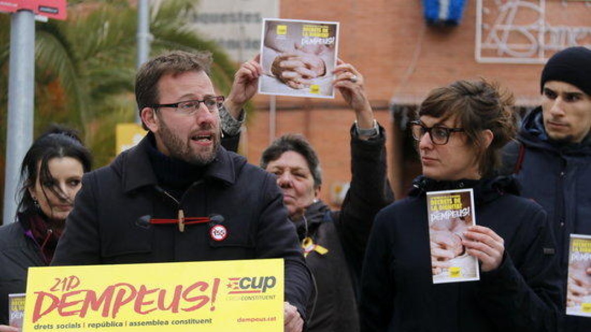 El candidato de la CUP Vidal Aragonés, número tres de la lista por Barcelona, acompañado de las exdiputadas Gabriela Serra y Mireia Vehí en una rueda de prensa en Cornellà de Llobregat.