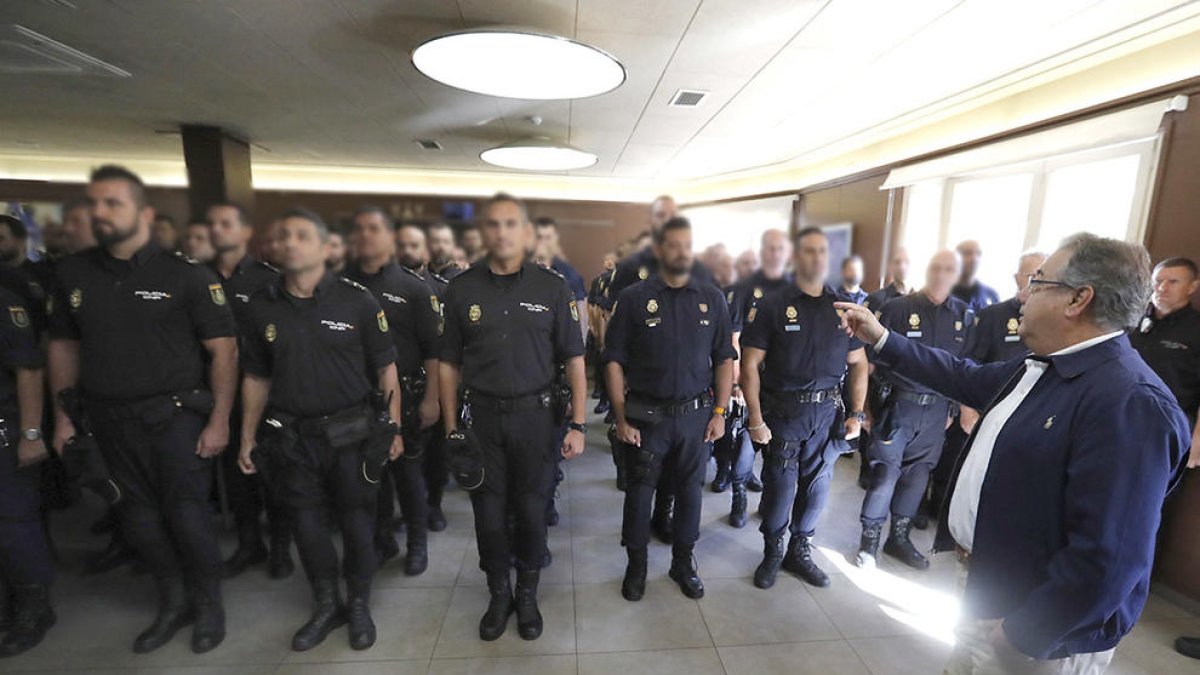 Visita del ministro del Interior a policías destacados en la Jonquera.