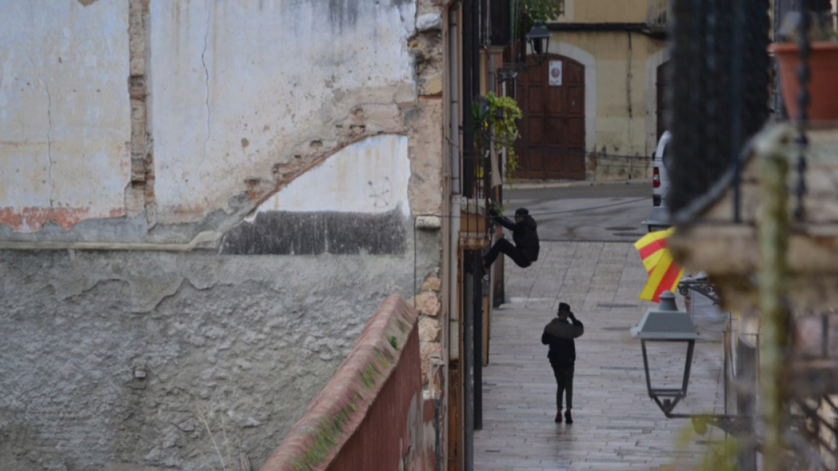 Un jove enganxat in fraganti intentant entrar en una casa del carrer Ferrers.