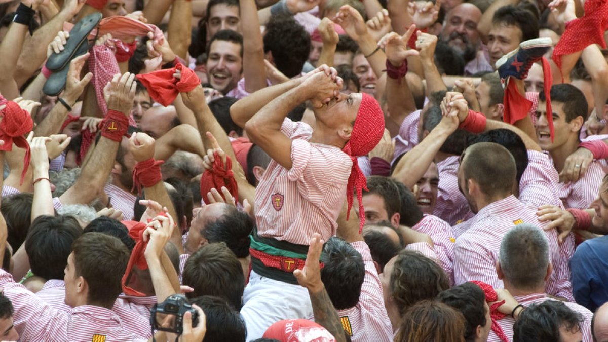 Quico Pino celebra el primer 2 de 9 amb folre i manilles descarregat pels Xiquets de Tarragona.