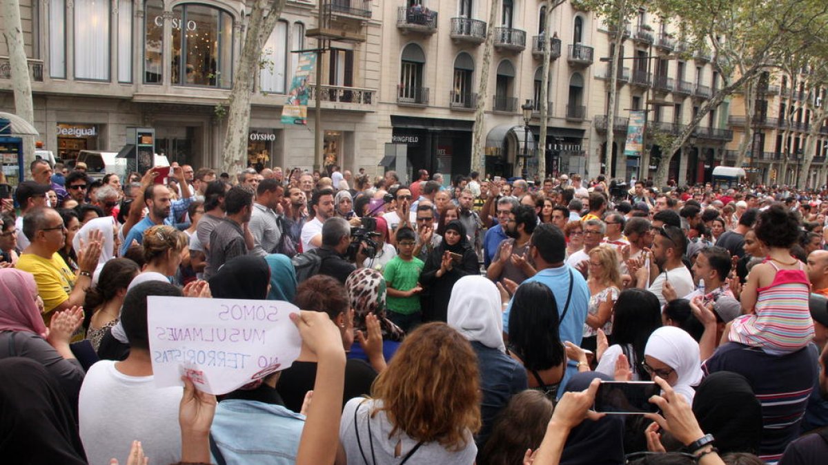 Desenes de musulmans van manifestar-se a Barcelona condemnant els atacs.