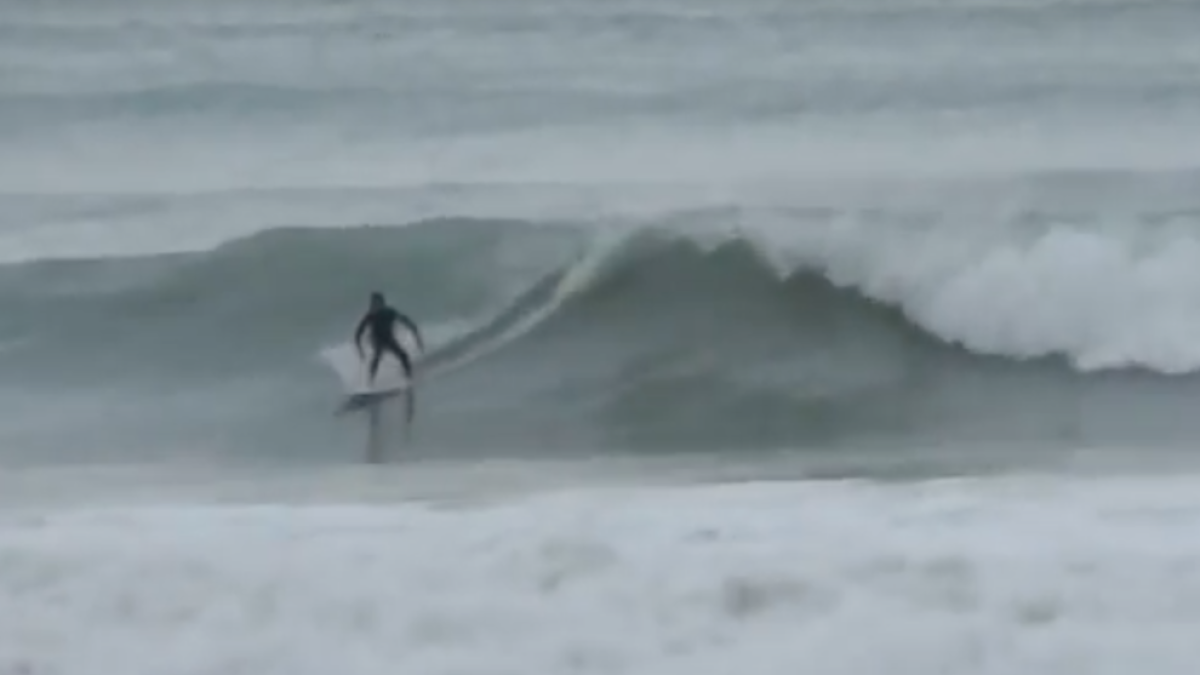 Una imatge extreta del vídeo que mostra surfistes a la platja de Salou.