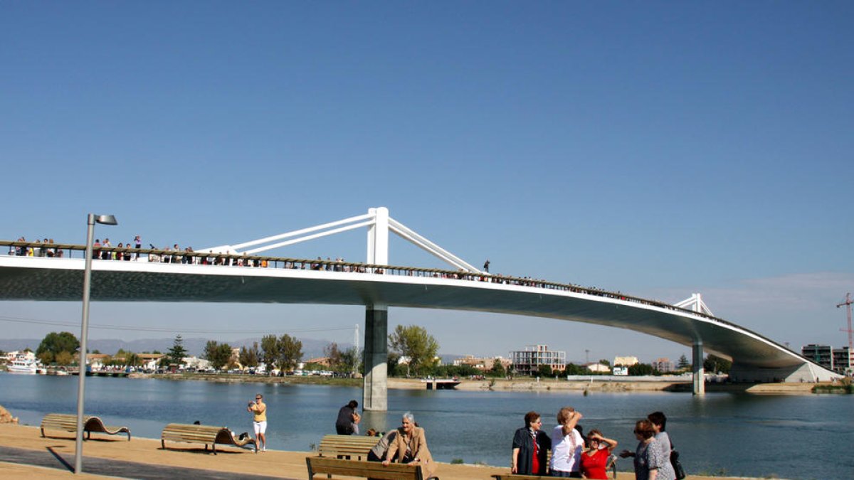 Deltebre està connectat amb els dos marges del riu mitjançant un pont.