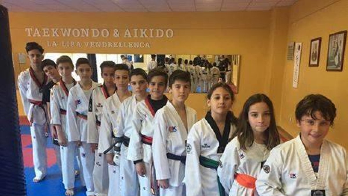 Imatge dels integrants de la secció de Taekwondo de la Lira Vendrellenca.