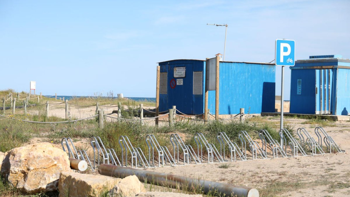 En imatge, l'aparcament habilitat per a bicicletes, que compta amb 25 places i està situat a l'esquerra del Club de Vela.