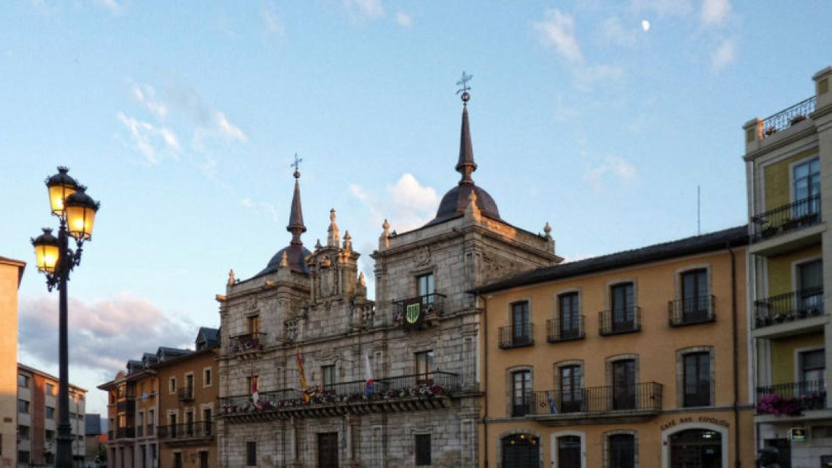 Imagen de la fachada exterior del Ayuntamiento de Ponferrada.