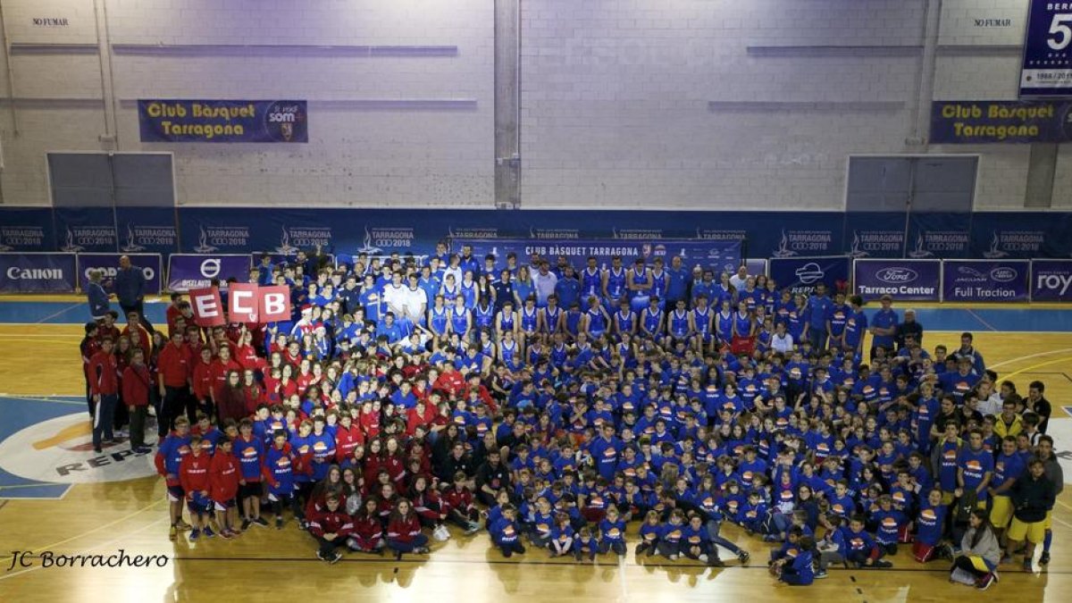 Aquesta és la imatge que ofereixen tots els equips del CBT i els vinculats quan s'apleguen al Serrallo durant la seva presentació.