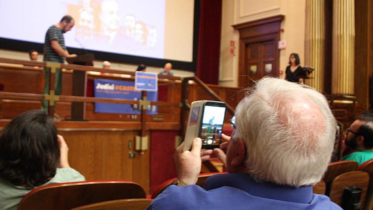 Un assistent al judici popular fa una foto de l'exdiputat David Fernàndez amb el seu telèfon mòbil el 17 de juny de 2017