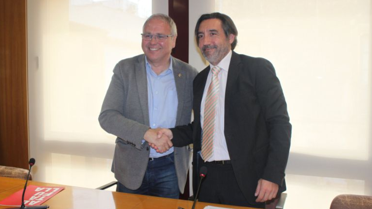 L'alcalde d'Altafulla, Fèlix Alonso, i el portaveu de CDC, Pere Gomés, després de fer l'acord de govern, el 4 d'abril del 2016.