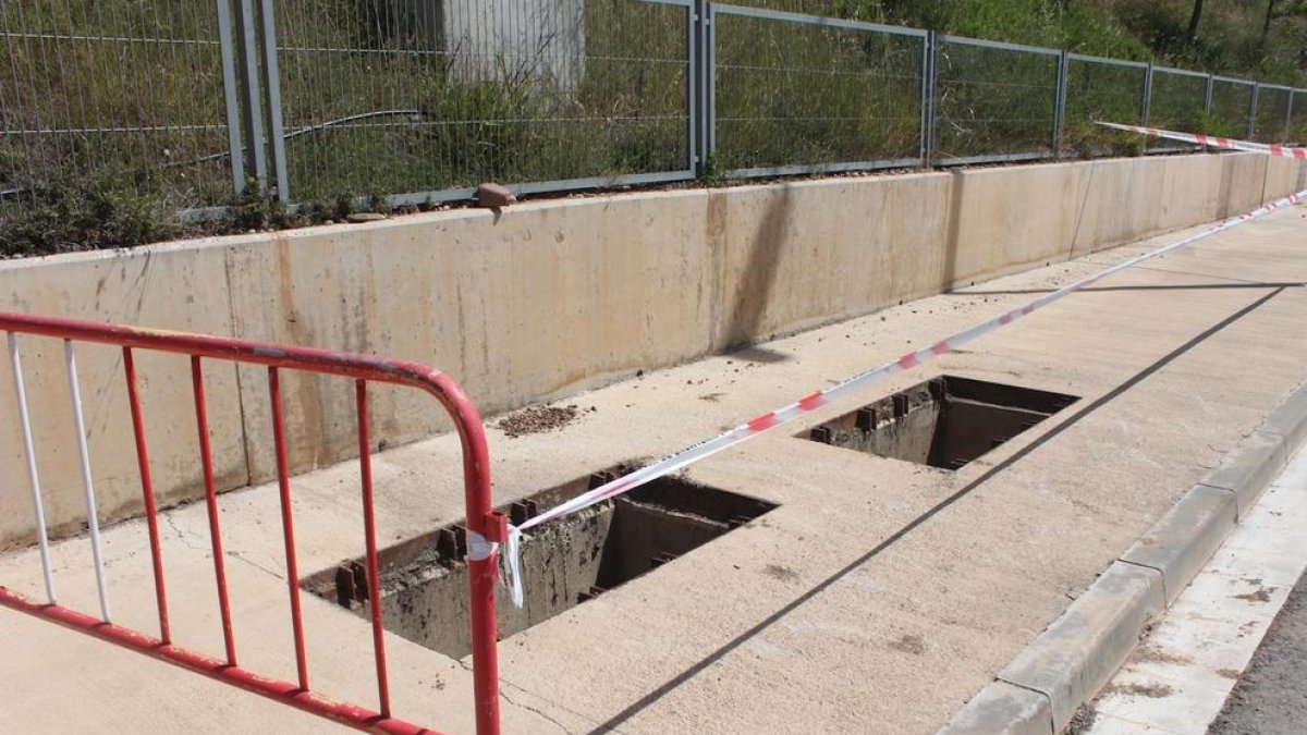 La zona donde se cayó el trabajador, donde se ven dos arquetas sin tapa.