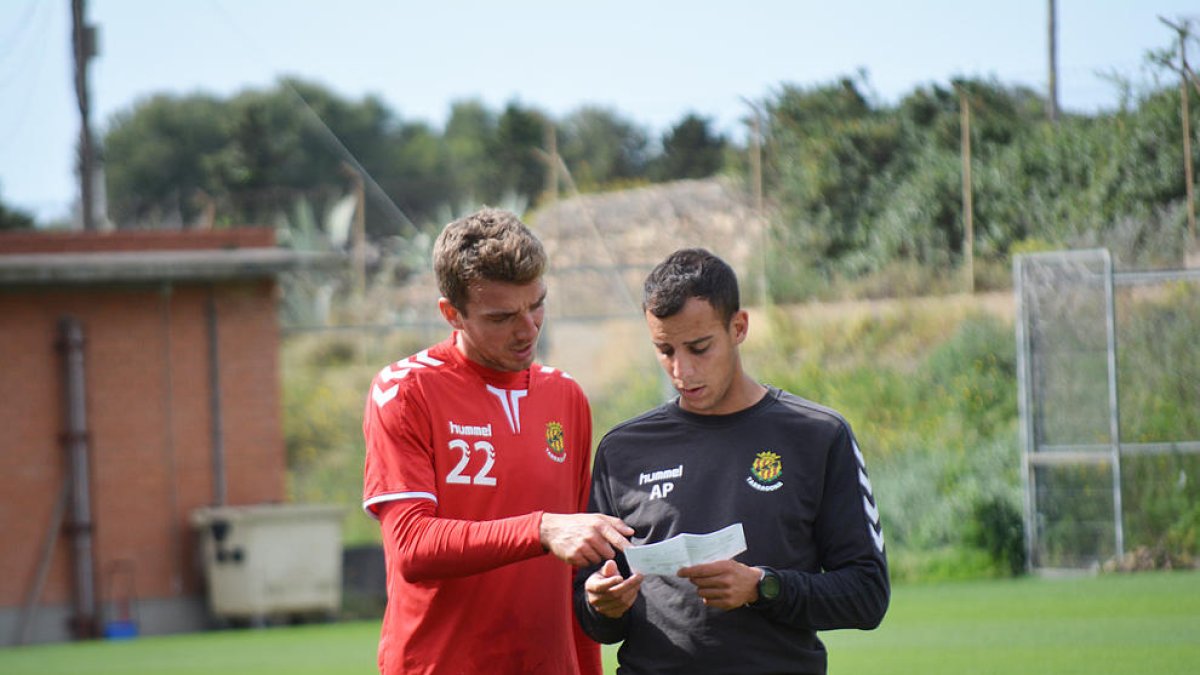 Manu Barreiro, durant un entrenament d'aquesta setmana, acompanyat del preparador físic Alejandro Prieto.