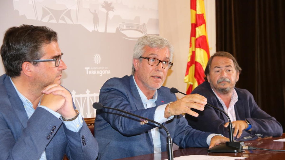 El alcalde de Tarragona, Josep Fèlix Ballesteros, muy indignado, acompañado de los concejales José Luis Martín y Pau Pérez, en rueda de prensa, el 19 de julio del 2017