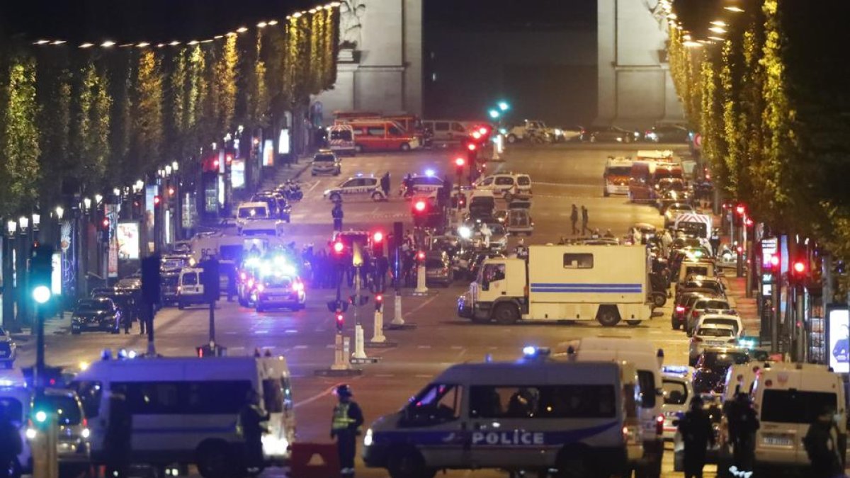 Oficiales de la Policía francesa custodiando la zona después de que se produjera el tiroteo.