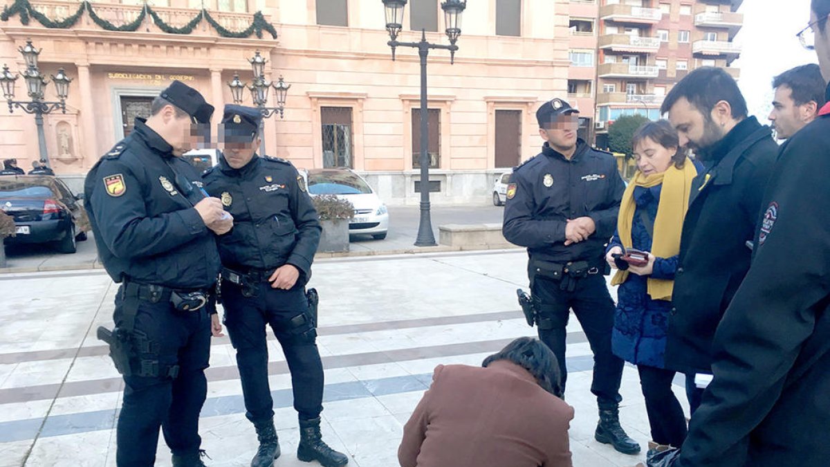 Agents de la policia espanyola identificant a membres de la CUP al davant de la subdelegació del govern espanyol a Lleida després d'una acció de campanya pel 21-D.