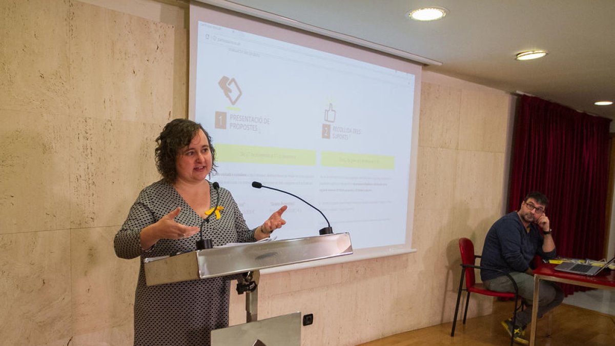 La concejala de Participación Ciudadana, Montserrat Flores, presentando la iniciativa.