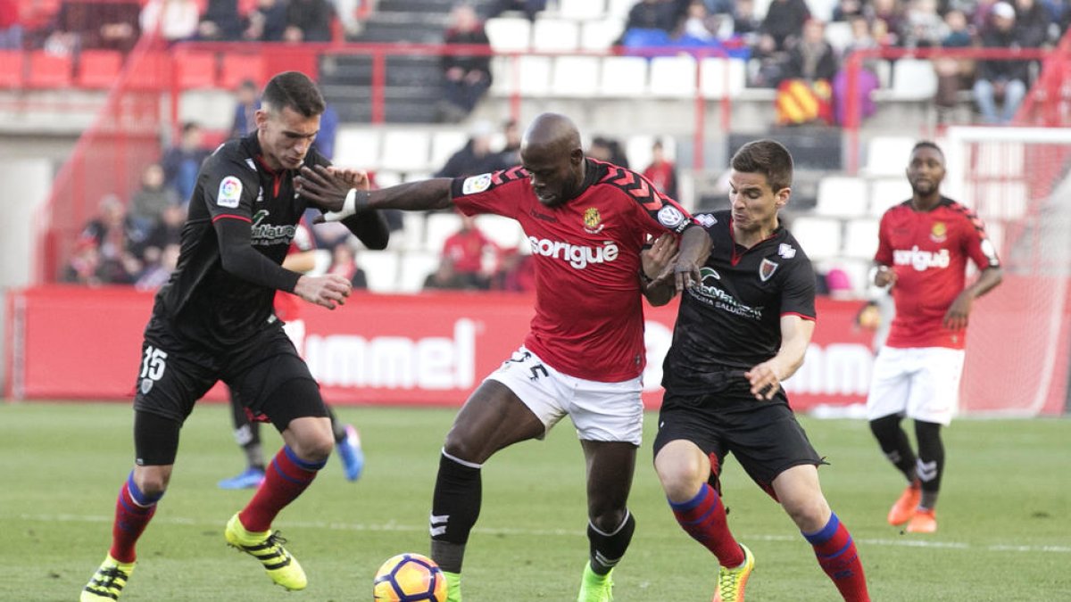 Achille Emaná lucha con un rival durante el partido de este sábado ante el Numància en el Nou Estadi.