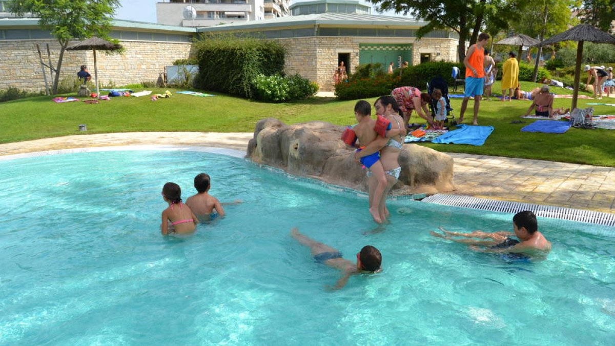 Foto de la visita de los usuarios del casal adaptado a las piscinas municipales.