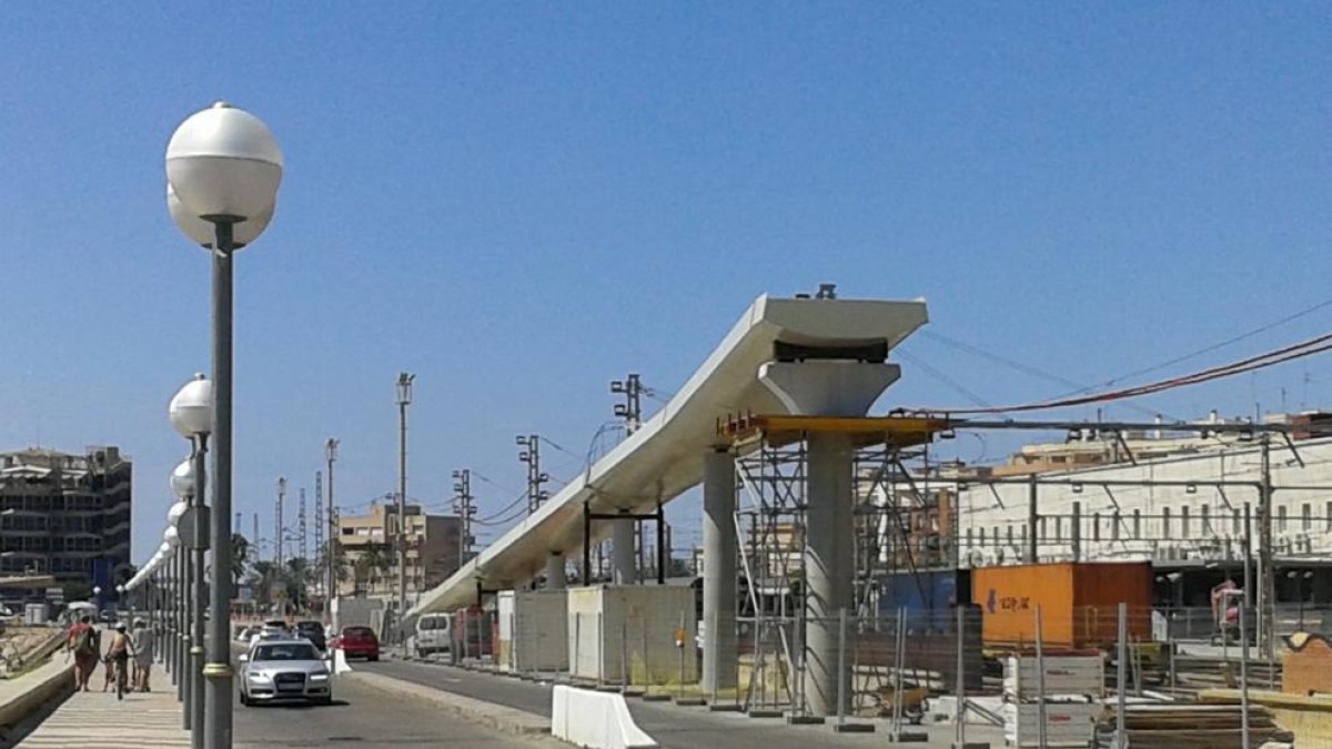 Imatge que ofereix la rampa un cop col·locada la tercera peça, vista des del passeig Marítim.